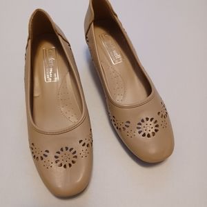 NWOB Comfort-Well Tan Shoes Size 6M